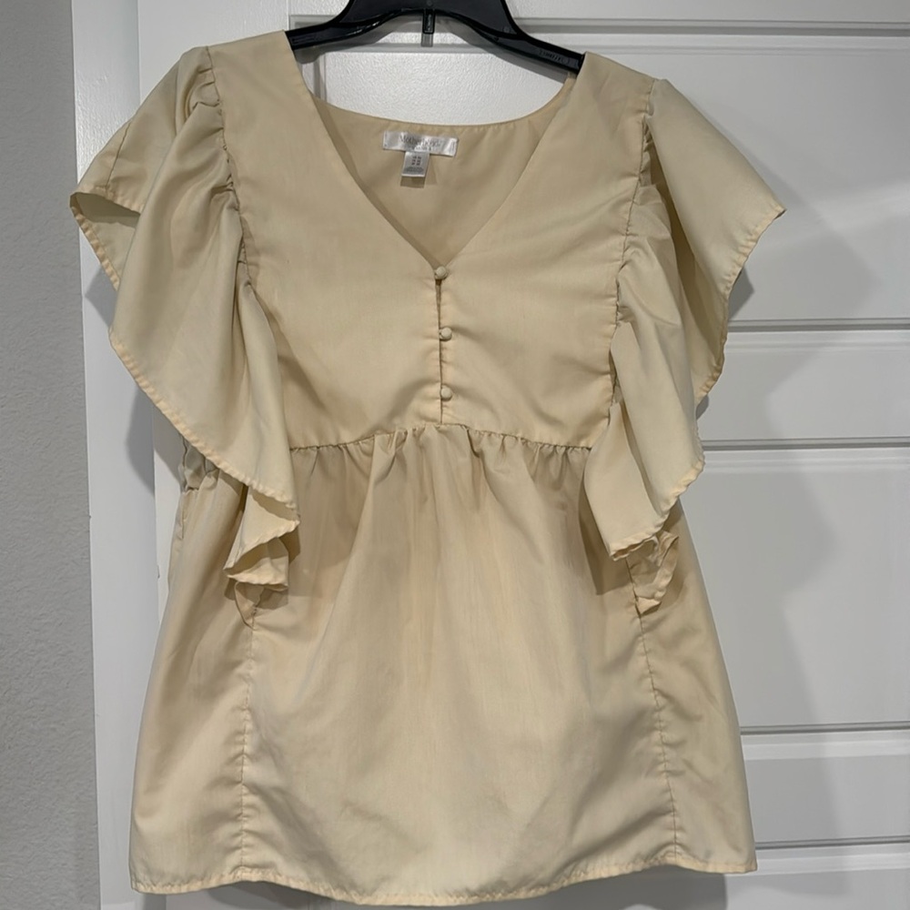 Adorable maternity top.
